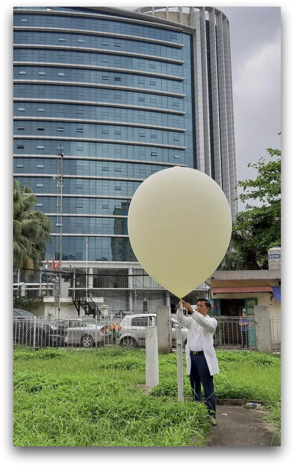 Nhân viên thả bóng tại trạm cao không đường Pháo Đài Láng, Hà Nội, Việt Nam