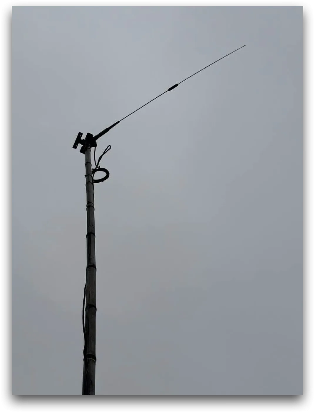 Antenna monopole nghiêng khoảng 35°–45° so với phương thẳng đứng. Thu tín hiệu ổn định hơn 
