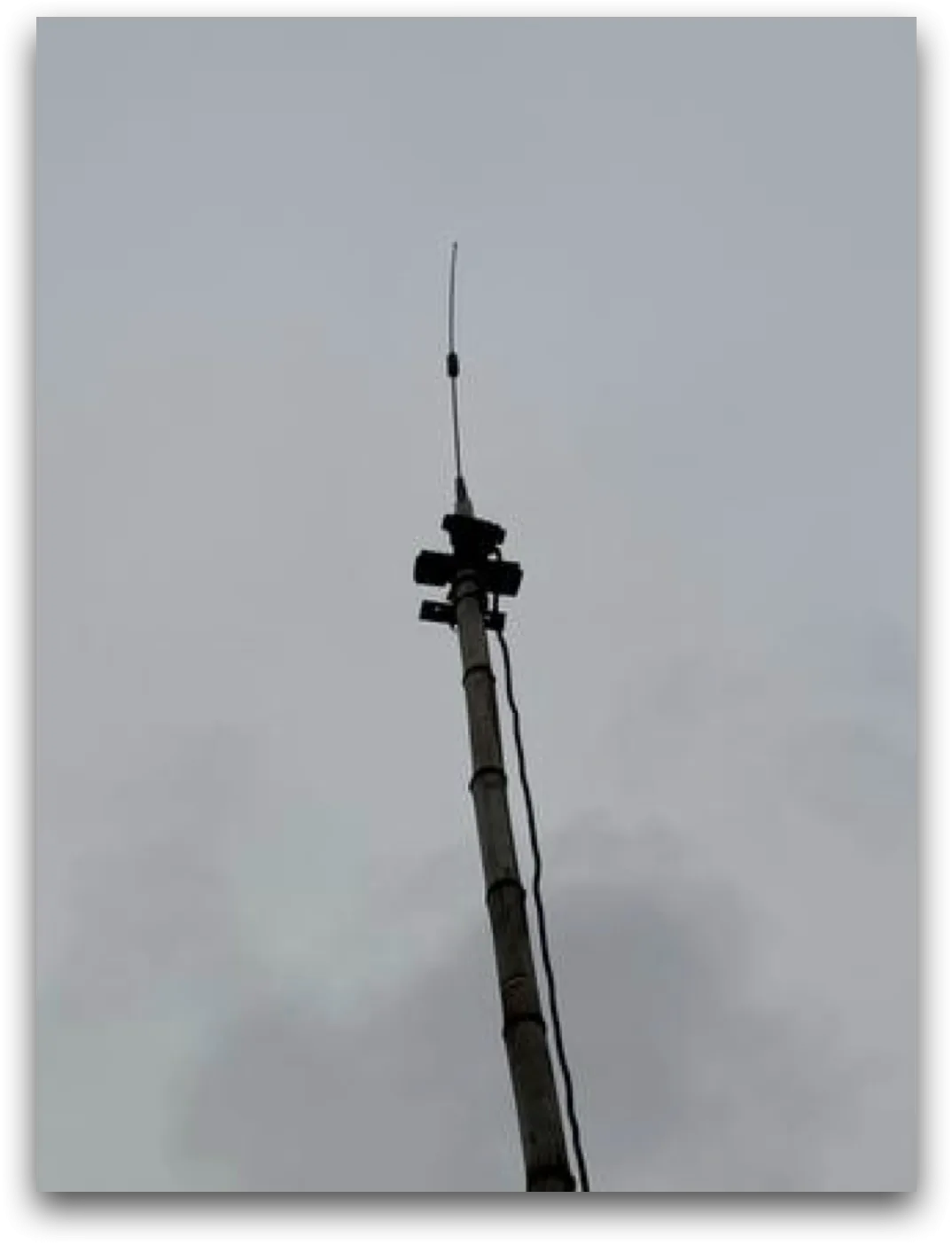 Antenna monopole thẳng đứng (vertical), rớt tín hiệu (null) khi bóng bay qua đỉnh đầu