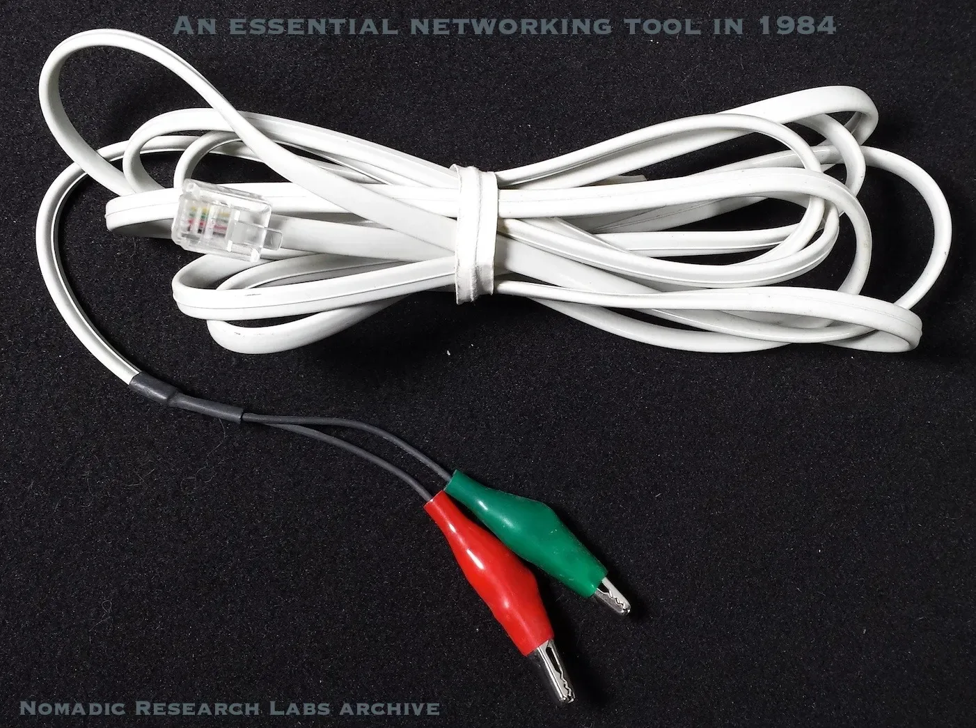 Đầu cắm RJ-11 gắn dây kẹp để nối vào đường điện thoại