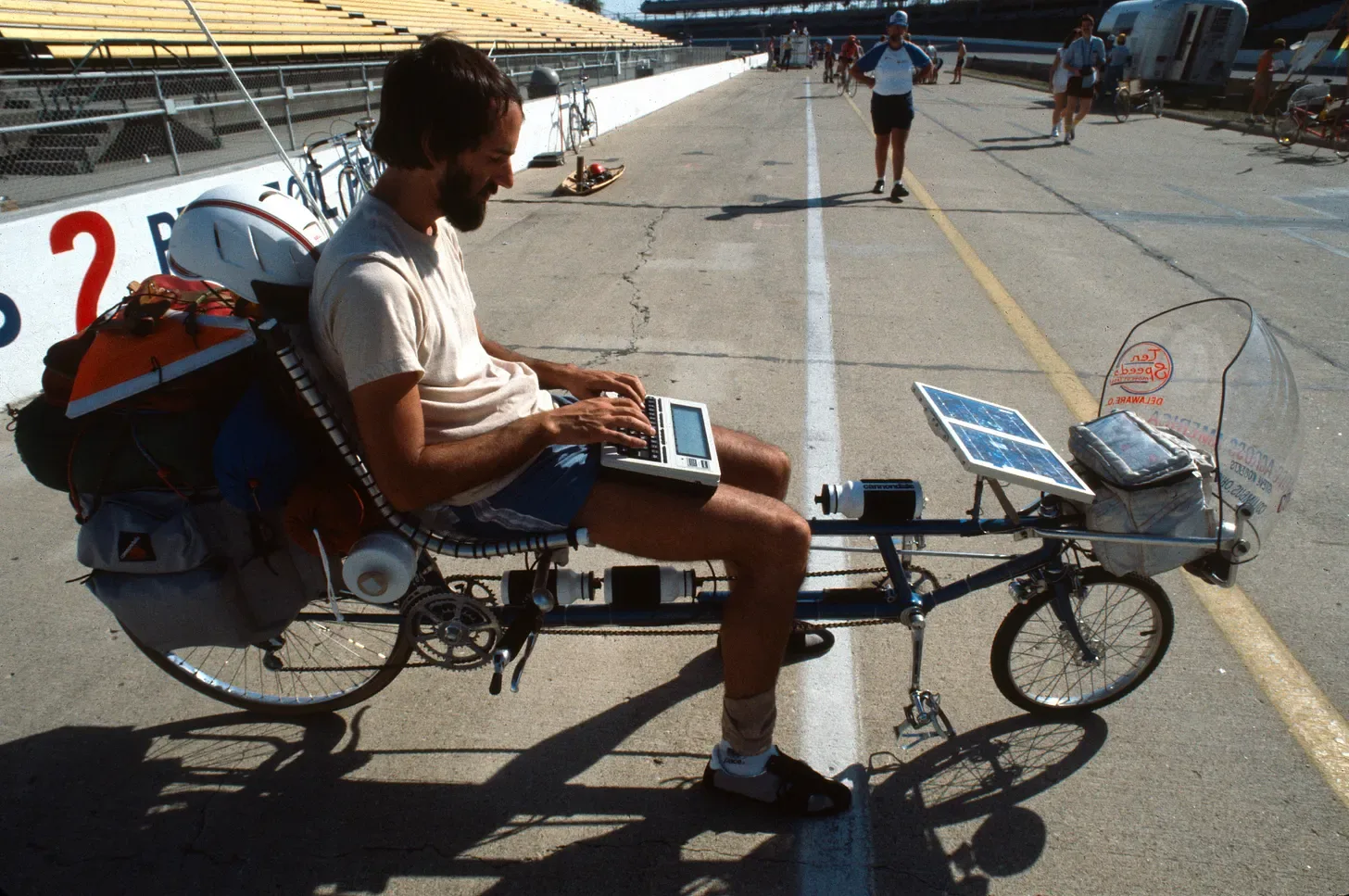 Tác giả trên chiếc Winnebiko tại đường đua Indy 500 trong khuôn khổ sự kiện IHPVA, ngày 30/9/1983. Ảnh: Jon Goell